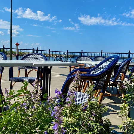 Hotel apartamentowy Z Widokiem Na Morze Marina Royale